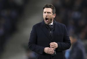 赛事直播-莱切主帅：卡马达被换下是因为头部受撞击，他忘记了一些事情