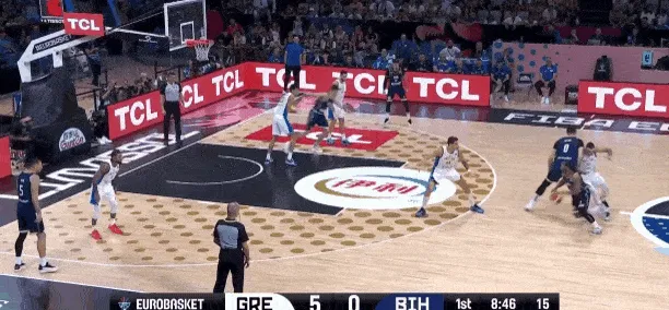 体育娱乐-努尔基奇制霸禁区，接队友内线吊球轻松上篮命中